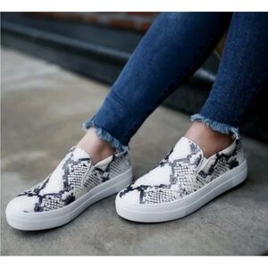 Steve Madden Gills Snake Print Slip-On Platform Sneakers Size 8.5